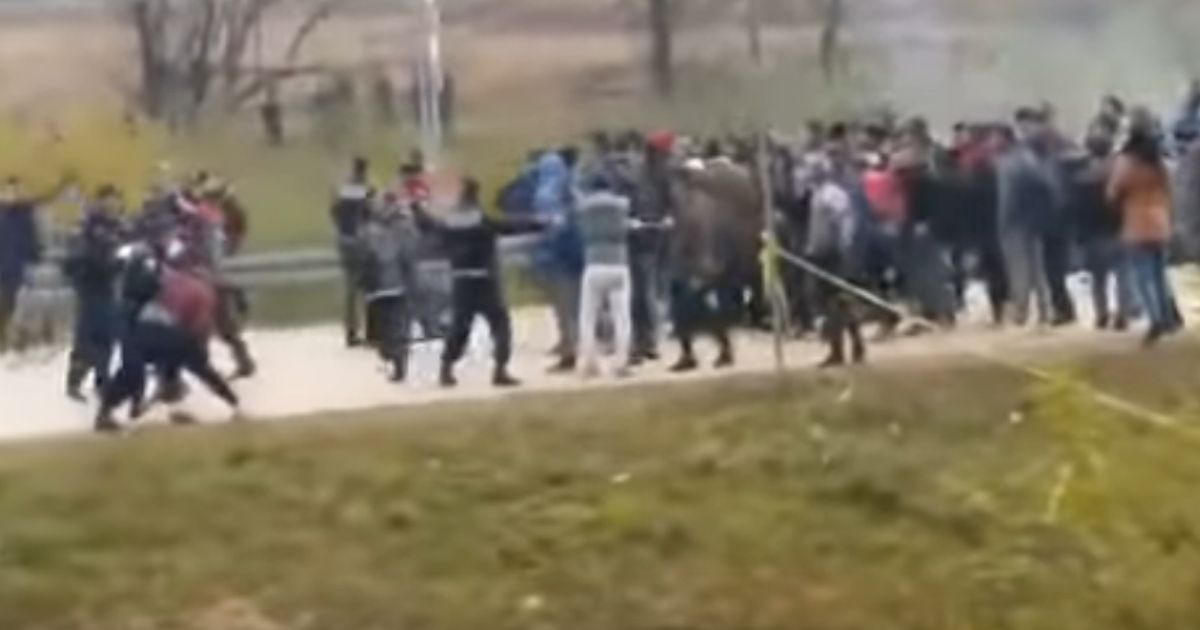 Na Granici S BiH Je Ozbiljan Kaos Migranti Se Tuku S Policijom