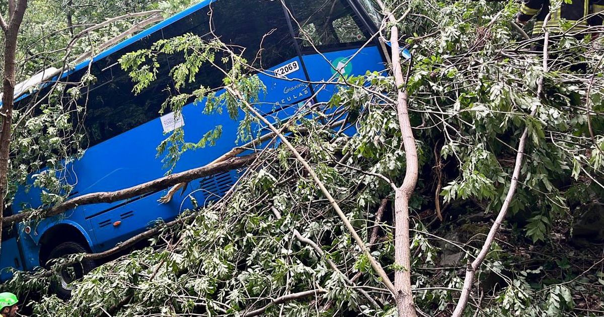 U Italiji Kolski Autobus Sletio U Provaliju Duboku Stotinu Metara