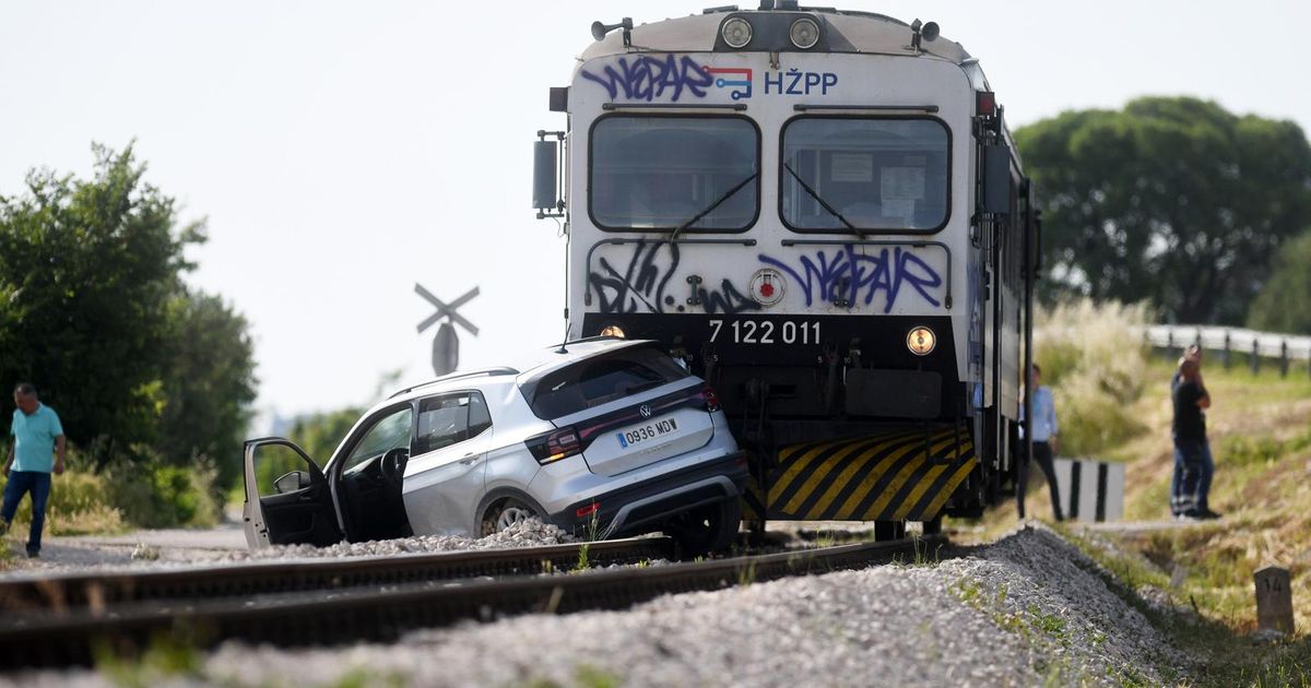 Foto Putnički vlak naletio na auto estonskih registracija kod Šibenika