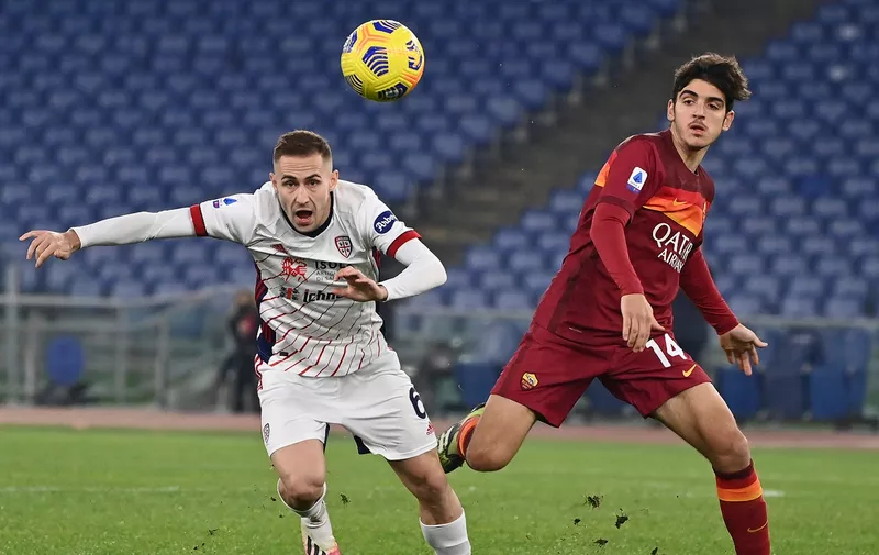 Cagliari's Marko Rog, left, and Roma's Gonzalo Villar go for the ball during the Serie A soccer match between Roma and Cagliari, at the Rome Olympic Stadium, Wednesday, Dec. 23, 2020. (Alfredo Falcone /LaPresse via AP)