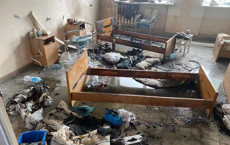 A view of a ward of hospital in western Ukrainian city of Chernivtsi after fire was caused by a blast on February 27, 2021. - One person was killed and another one injured in Ukraine after a fire tore through a hospital that was treating coronavirus patients, emergency services said on February 27, 2021. The fire was caused by a blast that took place in a ward on the first floor of a five-story hospital building in southwestern city of Chernivtsi emergency services said. It said in a statement that in "a oxygen pipe flash" followed by the fire one person was killed and another one injured. (Photo by STR / AFP)