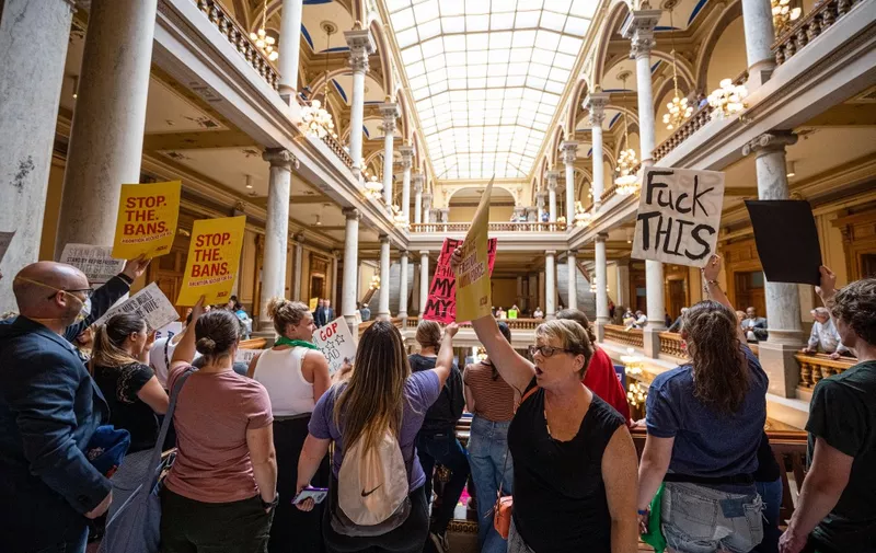 INDIANAPOLIS, IN - JULY 25: Anti-abortion and abortion rights activists protest on multiple floors within the Indiana State Capitol rotunda on July 25, 2022 in Indianapolis, Indiana. Activists are gathering during a special session of the Indiana state Senate concerning abortion access in the state.   Jon Cherry/Getty Images/AFP (Photo by Jon Cherry / GETTY IMAGES NORTH AMERICA / Getty Images via AFP)