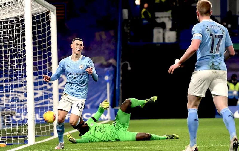 Manchester City's English midfielder Phil Foden (L) celebrates with Manchester City's Belgian midfielder Kevin De Bruyne (R) after scoring their second goal during the English Premier League football match between Chelsea and Manchester City at Stamford Bridge in London on January 3, 2021. (Photo by Andy Rain / POOL / AFP) / RESTRICTED TO EDITORIAL USE. No use with unauthorized audio, video, data, fixture lists, club/league logos or 'live' services. Online in-match use limited to 120 images. An additional 40 images may be used in extra time. No video emulation. Social media in-match use limited to 120 images. An additional 40 images may be used in extra time. No use in betting publications, games or single club/league/player publications. /