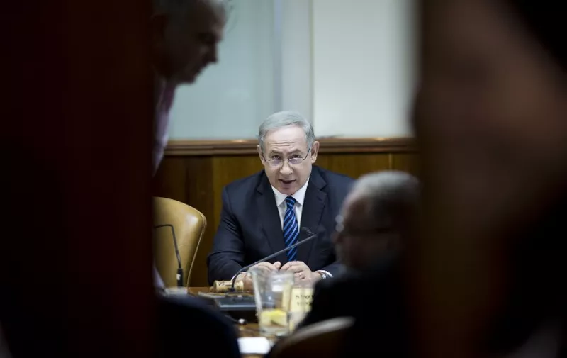 Israeli Prime Minister Benjamin Netanyahu chairs the weekly cabinet meeting at his office in Jerusalem on December 11, 2016. / AFP PHOTO / POOL / ABIR SULTAN