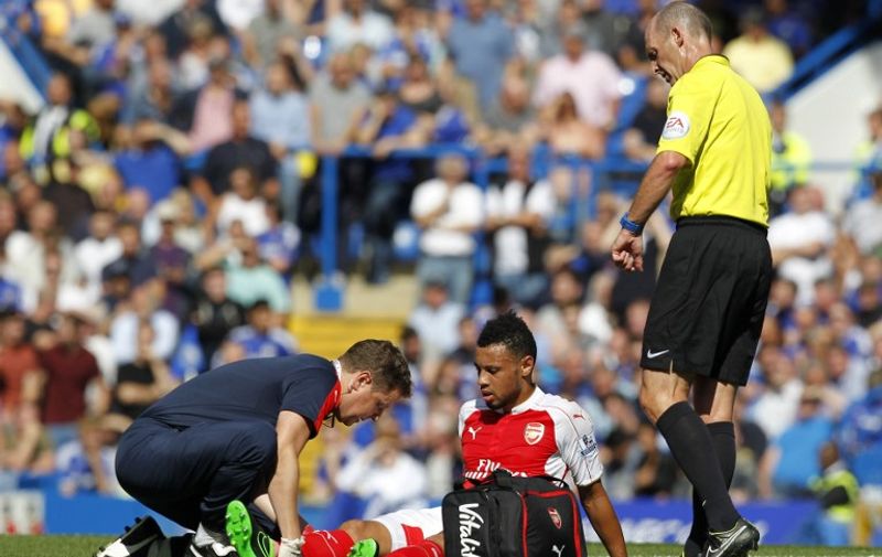 Arsenal's French midfielder Francis Coquelin receives treatment during the English Premier League football match between Chelsea and Arsenal at Stamford Bridge in London on September 19, 2015. AFP PHOTO / IAN KINGTON 

RESTRICTED TO EDITORIAL USE. No use with unauthorized audio, video, data, fixture lists, club/league logos or 'live' services. Online in-match use limited to 75 images, no video emulation. No use in betting, games or single club/league/player publications. / AFP / IAN KINGTON
