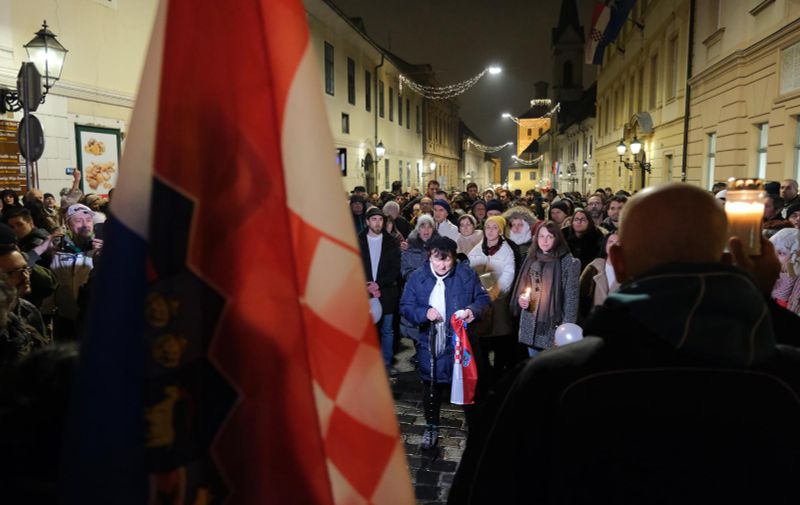 27.11.2021., Zagreb - Novi Bijeli tihi mars, prosvjed protiv COVID potvrda. Prosvjednici su se uputili prema Markovu trgu, ali u Radićevoj ulici blokirala ih je policija. Na kraju su se ipak uspijeli probiti do Markovog trga.