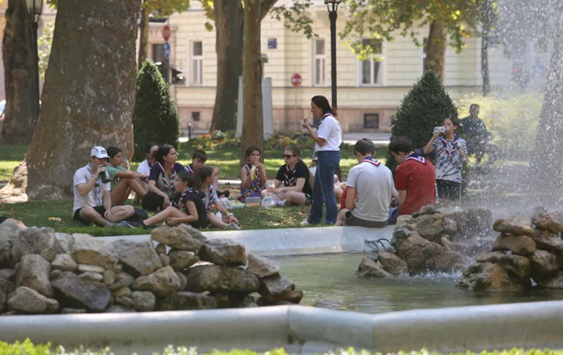 22.07.2022., Zagreb - Gradjani na razne nacine pronalaze spas od visokih ljetnih temperatura.

 Photo: Lovro Domitrovic/PIXSELL