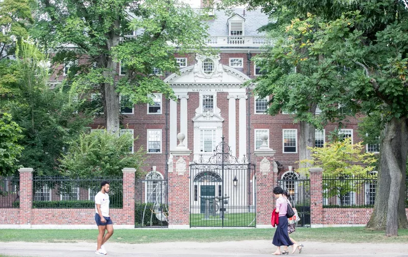 CAMBRIDGE, MA - AUGUST 30: Pedestrians walk past a Harvard University building on August 30, 2018 in Cambridge, Massachusetts. The U.S. Justice Department sided with Asian-Americans suing Harvard over admissions policy.   Scott Eisen/Getty Images/AFP (Photo by Scott Eisen / GETTY IMAGES NORTH AMERICA / Getty Images via AFP)