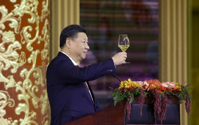 China's President Xi Jinping makes a toast during a state dinner for US President Donald Trump and First Lady Melania Trump in the Great Hall of the People in Beijing on November 9, 2017.
Donald Trump urged Chinese leader Xi Jinping to work hard and act fast to help resolve the North Korean nuclear crisis during talks in Beijing Thursday, warning that "time is quickly running out". / AFP PHOTO / POOL / THOMAS PETER