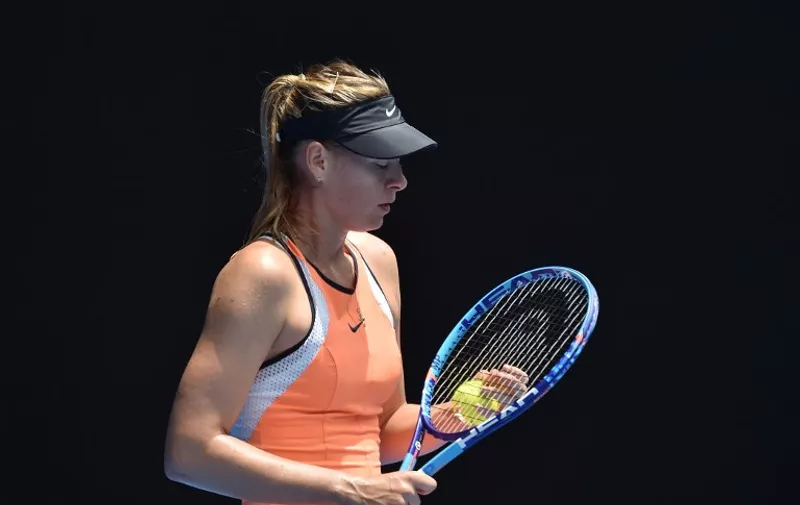 Russia's Maria Sharapova prepares to serve during her women's singles match against Serena Williams of the US on day nine of the 2016 Australian Open tennis tournament in Melbourne on January 26, 2016. AFP PHOTO / PAUL CROCK --  IMAGE RESTRICTED TO EDITORIAL USE - STRICTLY NO COMMERCIAL USE / AFP / PAUL CROCK