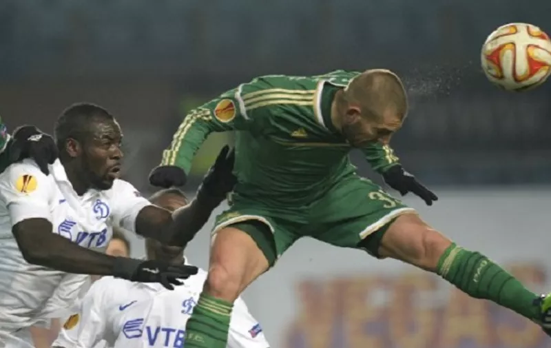 Panathinaikos' defender from Croatia Gordon Schildenfeld (2nd L) and Panathinaikos' forward from Croatia Mladen Petric (R) fight for the ball with Dinamo Moscow's defender from Congo Christopher Samba (2nd R) during their UEFA Europa League gorup E football match at Khimki arena outside Moscow on November 27, 2014.   AFP PHOTO / ALEXANDER NEMENOV