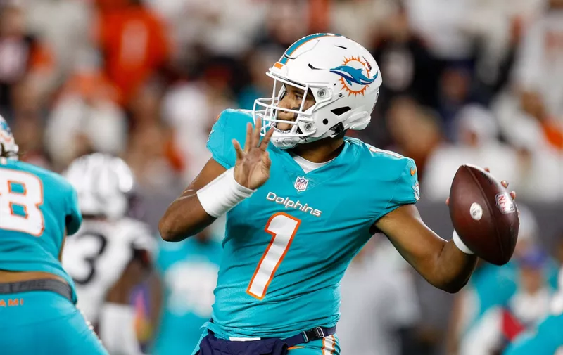 CINCINNATI, OH - SEPTEMBER 29: Miami Dolphins quarterback Tua Tagovailoa 1 passes the ball during the game against the Miami Dolphins and the Cincinnati Bengals on September 29, 2022, at Paycor Stadium in Cincinnati, OH. Photo by Ian Johnson/Icon Sportswire NFL, American Football Herren, USA SEP 29 Dolphins at Bengals Icon220929075