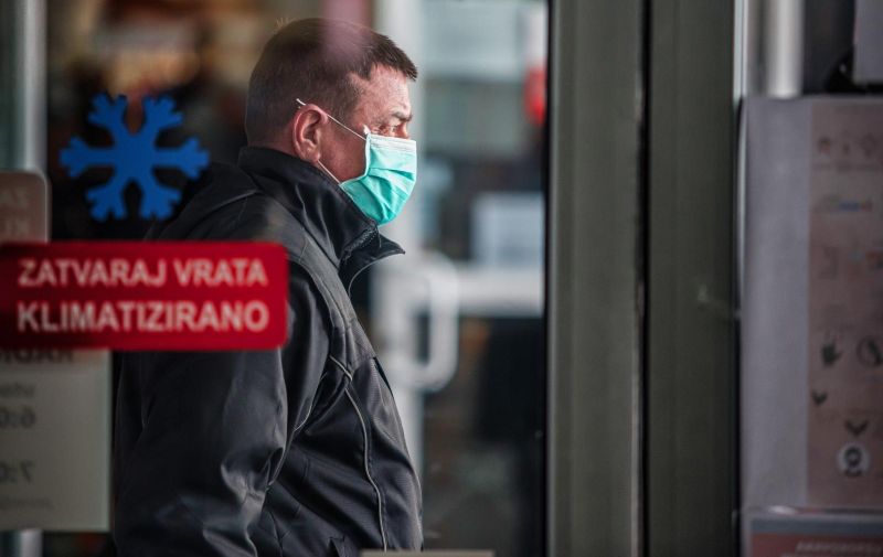 17.03.2020. Osijek - Na zatvorenom dijelu osjecke glavne trznice kontrolira se broj ulazak ,a djelatnici mesnica nose zastitne maske. Photo: Davor Javorovic/PIXSELL