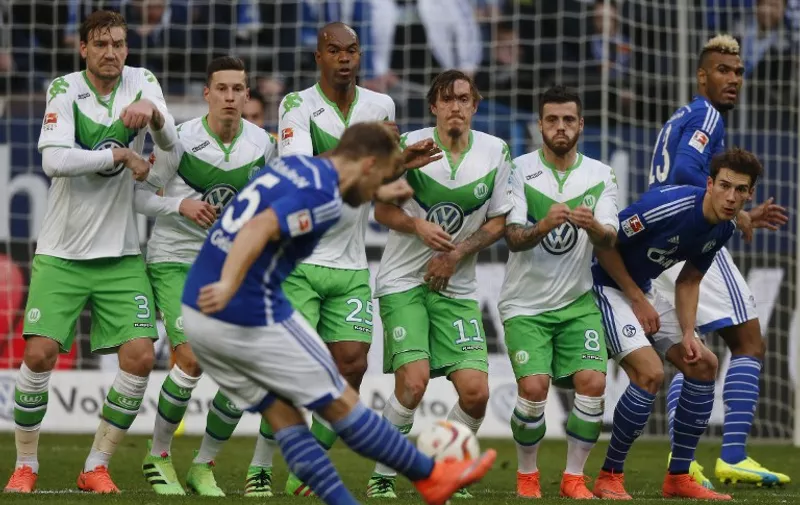 Schalke's midfielder Johannes Geis scores froma free kick during the German Bundesliga first division football match FC Schalke 04 v Wolfsburg in Gelsenkirchen, western Germany on February 6, 2016. / AFP / NORBERT SCHMIDT / RESTRICTIONS: DURING MATCH TIME: DFL RULES TO LIMIT THE ONLINE USAGE TO 15 PICTURES PER MATCH AND FORBID IMAGE SEQUENCES TO SIMULATE VIDEO. == RESTRICTED TO EDITORIAL USE == FOR FURTHER QUERIES PLEASE CONTACT DFL DIRECTLY AT + 49 69 650050