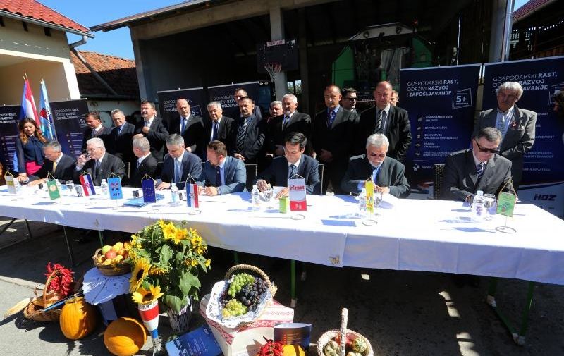 21.09.2015., Vukovar - Na OPG-u Katice Sekulic potpisan je koalicijski sporazum za parlamentarne izbore koji su potpisali HDZ, HSS, HSP AS, HSLS, BUZ, HRAST, HDS, ZDS. Photo: Marko Mrkonjic/PIXSELL
