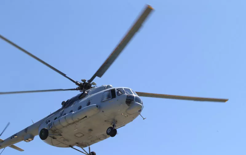28.07.2020., Split - Iza 14 sati helikopterom MORH-a na splitski helidrom dovezena jedna osoba. Uz nju su stigli pripadnici HGSS-a.rPhoto:Ivo Cagalj/PIXSELL