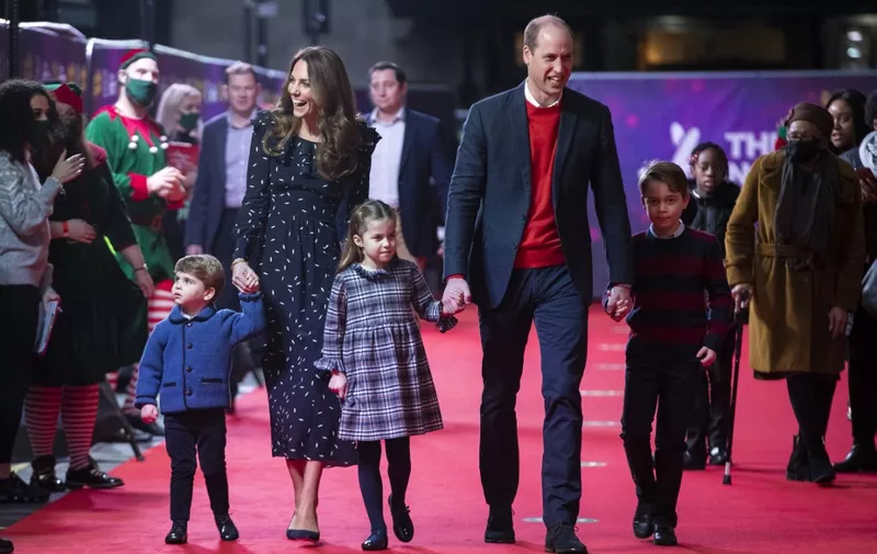 Britain's Prince William, Duke of Cambridge, his wife Britain's Catherine, Duchess of Cambridge, and their children Britain's Prince George of Cambridge (R), Britain's Princess Charlotte of Cambridge (3rd L) and Britain's Prince Louis of Cambridge (L) arrive to attend a special pantomime performance of The National Lotterys Pantoland at London's Palladium Theatre in London on December 11, 2020, to thank key workers and their families for their efforts throughout the pandemic. (Photo by Aaron Chown / POOL / AFP)