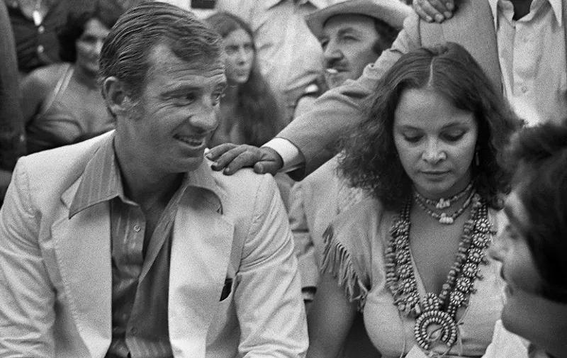 Actor Jean-Paul Belmondo, one of France's biggest screen stars and a symbol of 1960s New Wave cinema, and Italian actress Laura Antonelli participate 26 June 1976 at the Monzon vs. Valdes boxing match in Monaco.