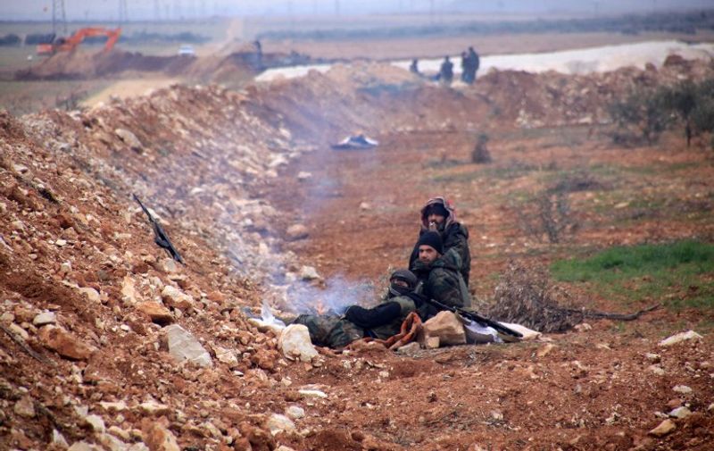 Syrian government forces hold a position in the village of Ain al-Beida in the countryside of Al-Bab in the eastern part of Syrian northern Aleppo province after taking control of the area from Islamist jihadists on January 13, 2016.
Eastern parts of Aleppo province are held by the Islamic State jihadist group, and the west is held by opposition groups ranging from US-backed rebels to Al-Nusra. / AFP / GEORGE OURFALIAN