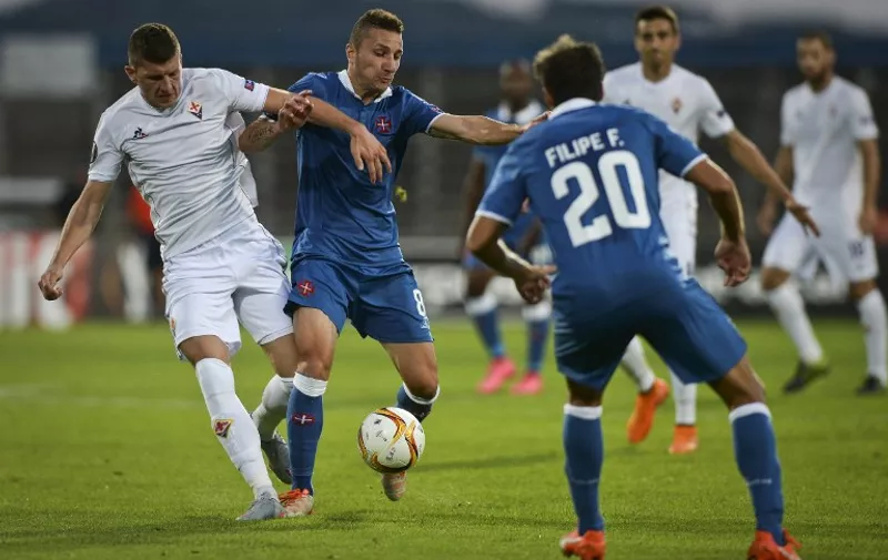Fiorentina's Croatian forward Ante Rebic (L) vies with Belenenses' midfielder Andre Sousa (C) during the UEFA League Group I football match Os Belenenses vs ACF Fiorentina at the Restelo stadium in Lisbon on October 1, 2015.   