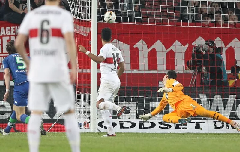 Stuttgart's midfielder Daniel Didavi (2nd R) scores the 3-1 goal during the German first division Bundesliga football match VfB Stuttgart vs VfL Wolfsburg in Stuttgart, southern Germany on December 19, 2015.   / AFP / DANIEL ROLAND / RESTRICTIONS: DURING MATCH TIME: DFL RULES TO LIMIT THE ONLINE USAGE TO 15 PICTURES PER MATCH AND FORBID IMAGE SEQUENCES TO SIMULATE VIDEO. == RESTRICTED TO EDITORIAL USE == FOR FURTHER QUERIES PLEASE CONTACT DFL DIRECTLY AT + 49 69 650050