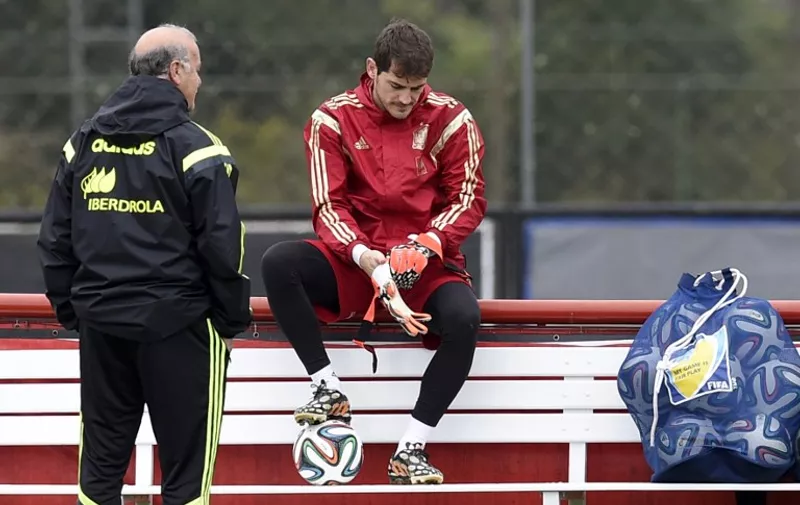 Spain's coach Vicente Del Bosque speaks with goalkeeper Iker Casillas (R) during a training session at CT do Caju in Curitiba during the 2014 FIFA World Cup football tournament on June 20, 2014.  AFP PHOTO/ LLUIS GENE / AFP / LLUIS GENE