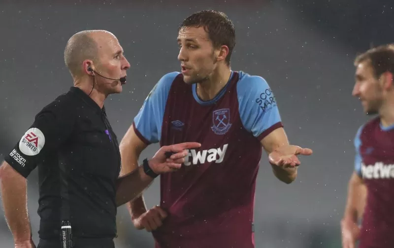Referee Mike Dean (L) sends West Ham United's Czech midfielder Tomas Soucek (C) off during the English Premier League football match between Fulham and West Ham United at Craven Cottage in London on February 6, 2021. (Photo by Clive Rose / POOL / AFP) / RESTRICTED TO EDITORIAL USE. No use with unauthorized audio, video, data, fixture lists, club/league logos or 'live' services. Online in-match use limited to 120 images. An additional 40 images may be used in extra time. No video emulation. Social media in-match use limited to 120 images. An additional 40 images may be used in extra time. No use in betting publications, games or single club/league/player publications. /