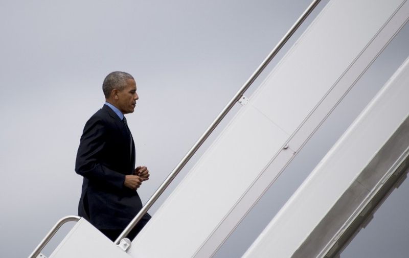 US President Barack Obama climbs the stairs of Air Force One at Andrews Air Force Base, Maryland, on October 7, 2016.
Obama is traveling to Chicago. / AFP PHOTO / JIM WATSON