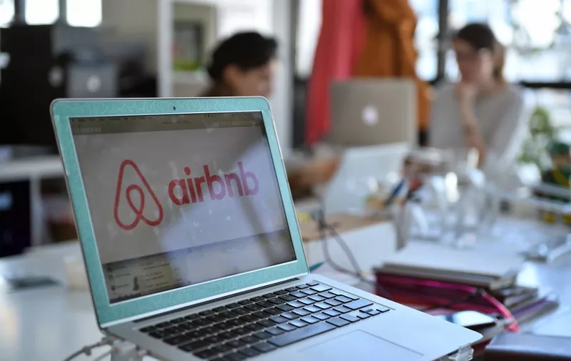 A picture shows the logo of online lodging service Airbnb displayed on a computer screen in the Airbnb offices in Paris on April 21, 2015.  AFP PHOTO / MARTIN BUREAU (Photo by MARTIN BUREAU / AFP)