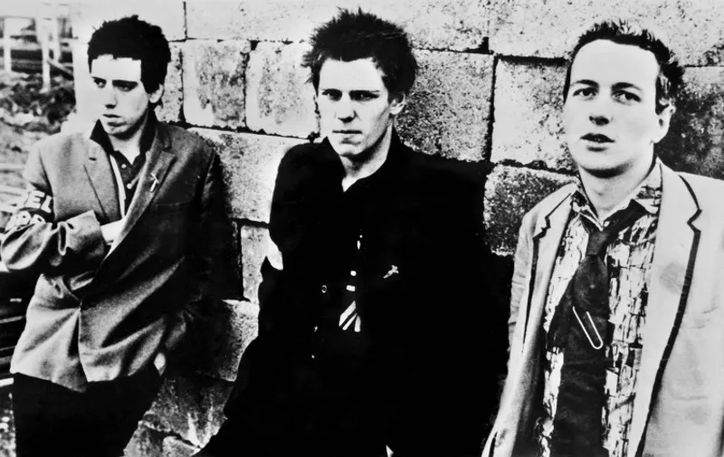 (FILES) Picture dated 1978 of British punk rockers from the band The Clash, Joe Strummer (R), Mick Jones (C) and Paul Simonon. Joe Strummer died on Sunday 22 December 2002, said a spokesman of his record company Epitaph 23 December 2002.    AFP PHOTO