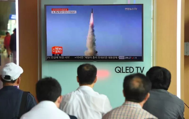 People watch a television showing a news report on North Korea's latest missile test of a Pukguksong-2, at a railway station in Seoul on May 22, 2017.
North Korea on May 22 declared its medium-range Pukguksong-2 missile ready for deployment after a weekend test, the latest step in its quest to defy UN sanctions and develop an intercontinental rocket capable of striking US targets. / AFP PHOTO / JUNG Yeon-Je