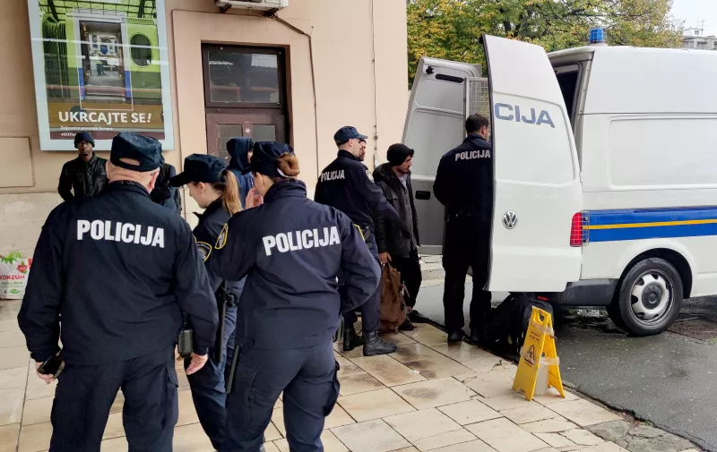 25.10.2022., Zagreb - Policija je na Glavnom kolodvoru pretrazila nekoliko migranata te ih nakon toga odvezla u policijskom kombiju Photo: Slaven Branislav Babic/PIXSELL