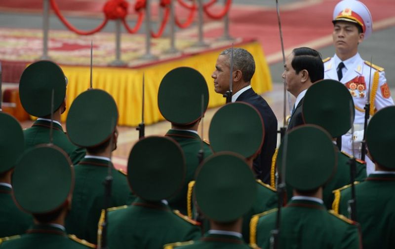 US President Barack Obama (3rd R) and his Vietnamese counterpart Tran Dai Quang (2nd R) review an honour guard during a welcoming ceremony at the Presidential Palace in Hanoi on May 23, 2016.
Obama was to meet communist Vietnam's senior leaders on May 23, kicking off a landmark visit that caps two decades of post-war rapprochement, as both countries look to push trade and check Beijing's growing assertiveness in the South China Sea. / AFP PHOTO / POOL / HOANG DINH NAM