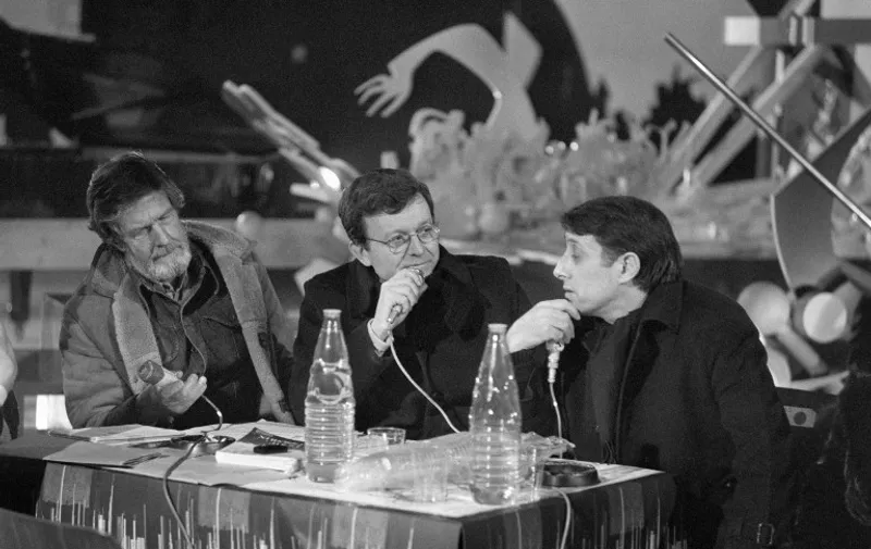 A files picture shows French radio host Jose Artur (C), American artist John Cage (L) and French artist Raymond Moretti during a record session of the "Pop Club" on February 2, 1977 in Paris. The "Pop Club" was a french radio show broadcast on France Inter and created in 1965 by Jose Artur who hosted it during 40 years. Jose Artur died on January 24, 2015 at the age of 87. AFP PHOTO / AFP PHOTO / AFP PHOTO