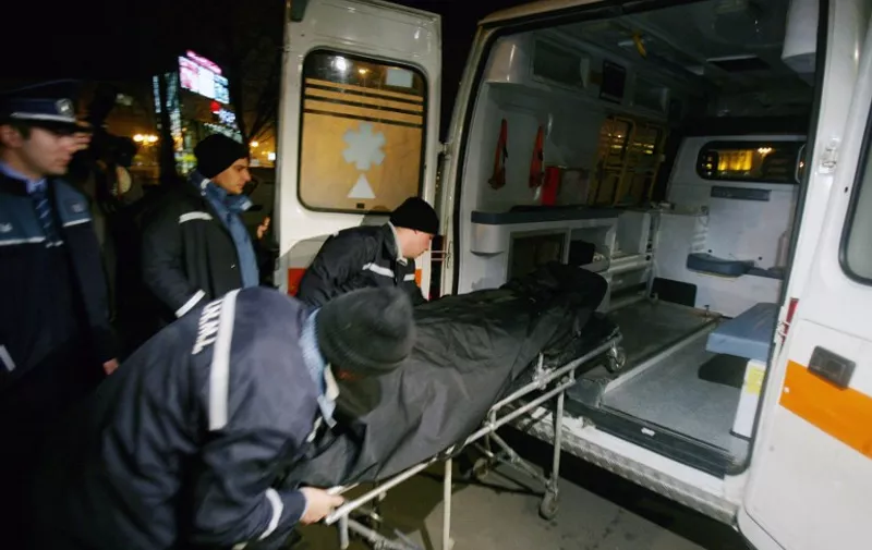 Romanian police load into an ambulance 29 Janaury 2006 the corpse of Hajime Hori, 68, a Japanese resident and former president of the Koyo Romania company, who died died earlier in the day in Bucharest after a stray dog bit and severed his femoral artery in central Bucharest.                           AFP PHOTO / LUCIAN ALECU