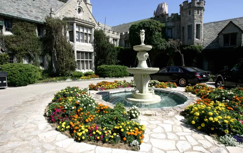 The entrance of Playboy Enterprises CEO Hugh Hefner's mansion is shown in Los Angeles, California 23 August 2006. Hefner called journalists to promote the premiere in France of the series "The Girl Next Door", a reality show that introduce the viewer into the daily life of Hefner and his three girlfriends.  AFP PHOTO / HECTOR MATA / AFP / HECTOR MATA