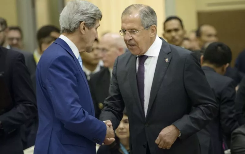 US Secretary of State John Kerry (L) and Russia's Foreign Minister Sergey Lavrov greet each other during the East Asia Summit Foreign Ministers Meeting in Kuala Lumpur on August 6, 2015.    AFP PHOTO / POOL / BRENDAN SMIALOWSKI