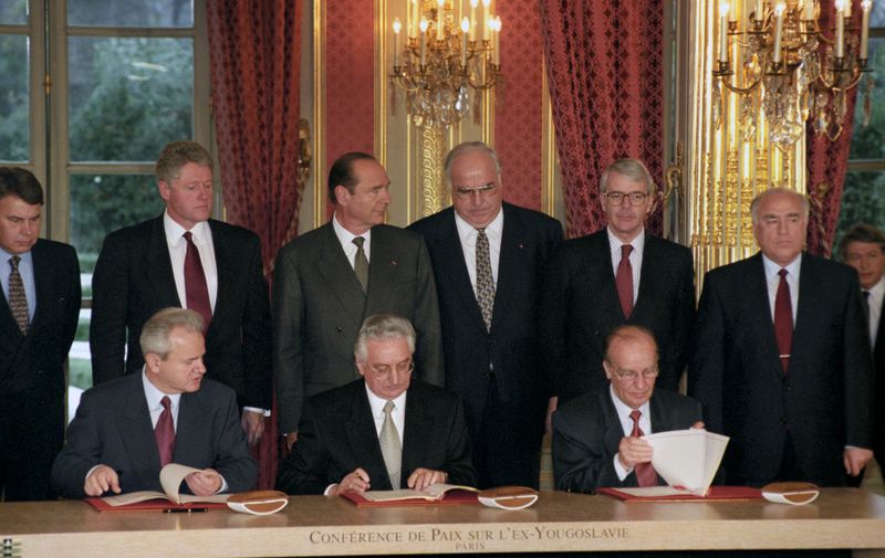 The signing ceremony of the Peace Agreement on Bosnia and Herzegovina initialed in Dayton was held at the Elysee Palace. The document was signed by (from left): President of the Republic of Serbia Slobodan Milosevic, President of the Republic of Bosnia and Herzegovina Alija Izetbegovic, President of the Republic of Croatia Franjo Tudjman. The ceremony was attended by (from left): President of the Spanish Government Felipe Gonzalez, US President Bill Clinton, President of France Jacques Chirac, Chancellor of Germany Helmut Kohl, Prime Minister of the Great Britain John Major and Russia's Prime Minister Viktor Chernomyrdin., Image: 91271730, License: Rights-managed, Restrictions: Mandatory credit, Model Release: no, Credit line: Profimedia, Sputnik