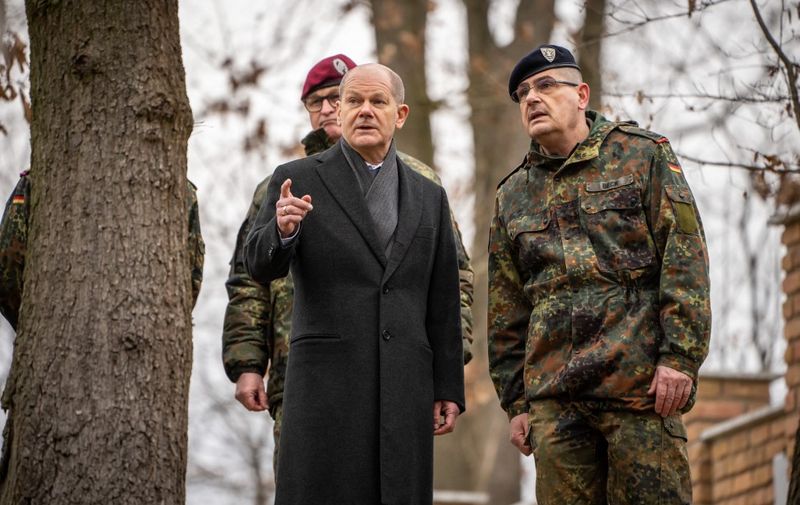 04 March 2022, Brandenburg, Schwielowsee: Chancellor Olaf Scholz (SPD), walks in the Forest of Remembrance next to Eberhard Zorn (l), Inspector General of the Bundeswehr, and Colonel Markus Beck (r) of the Bundeswehr Operations Command during a visit to the Bundeswehr Operations Command. It is the chancellor's first visit to the Bundeswehr. Photo: Michael Kappeler/dpa (Photo by MICHAEL KAPPELER / DPA / dpa Picture-Alliance via AFP)