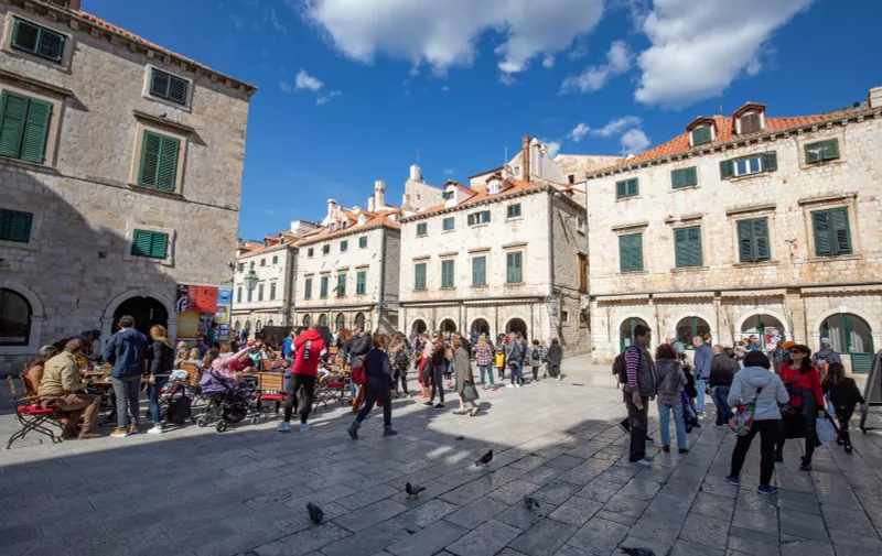 Dubrovnik: Brojni ugostiteljski objekti otvorili svoje terase 02.03.2019., Stara gradska jezgra, Dubrovnik - Pravo proljetno vrijeme u Dubrovniku. Mnogi ugostiteljski objekti ponovno su otvoreni sto je donijelo dodatnu zivost gradu.rPhoto: Grgo Jelavic/PIXSELL