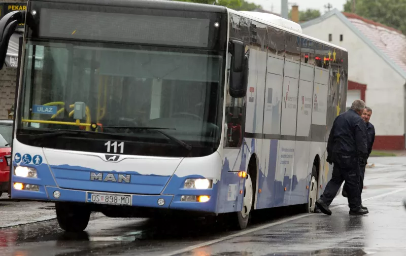 20.05.2021., Osijek - Jutros je pod tezinom autobusa GPP-a popustio asfalt u Ulici kralja Petra Svacica. Photo: Dubravka Petric/PIXSELL