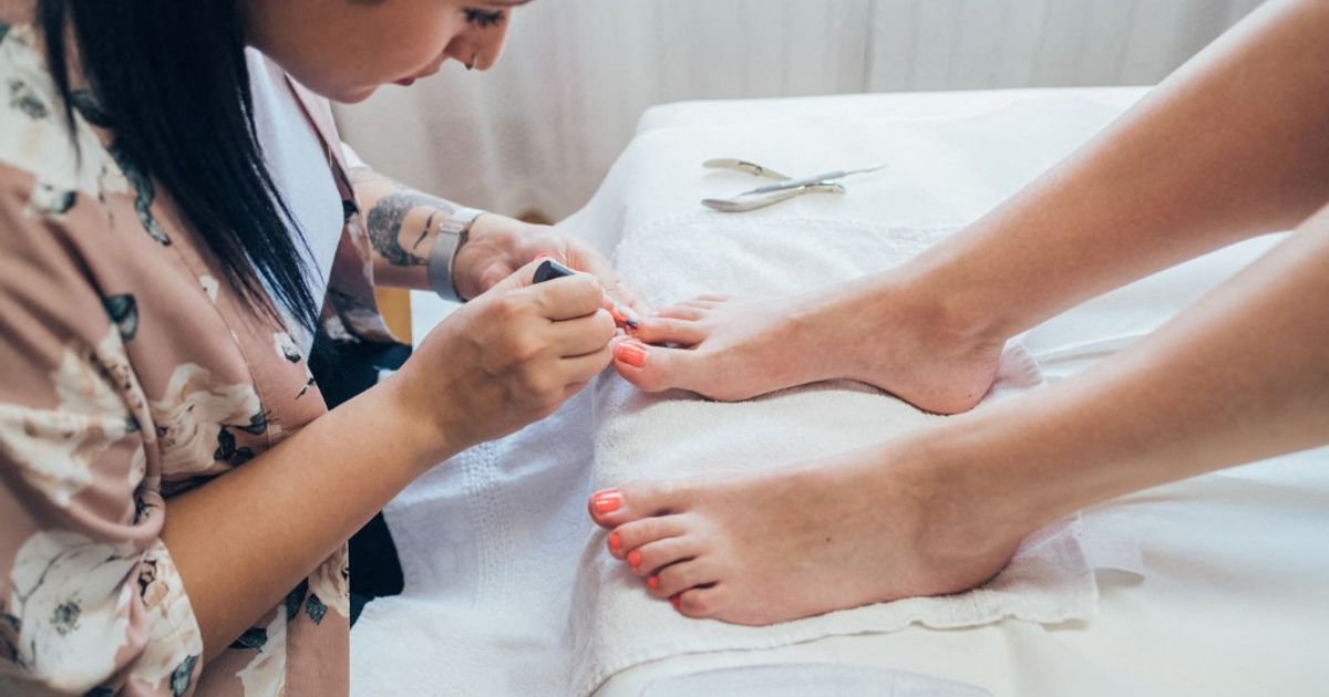Ukida se smjer za pedikere, država bi da ih zamijene kozmetičari. Profesorica: ‘Ma što oni znaju o kurjem oku?’