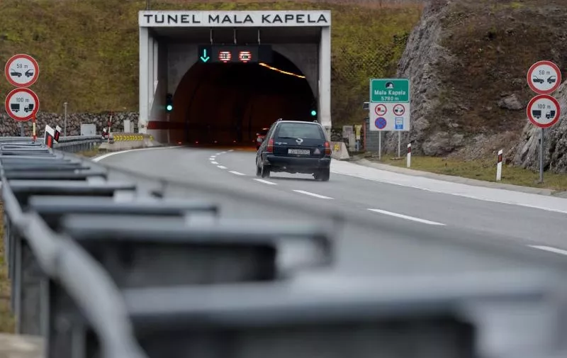 22.01.2014., Ogulin - Autocesta A1 - Zagreb Split, mjestimicna magla na autocesti te ulaz u tunel Mala kapela. 
 Photo: Marko Lukunic/PIXSELL