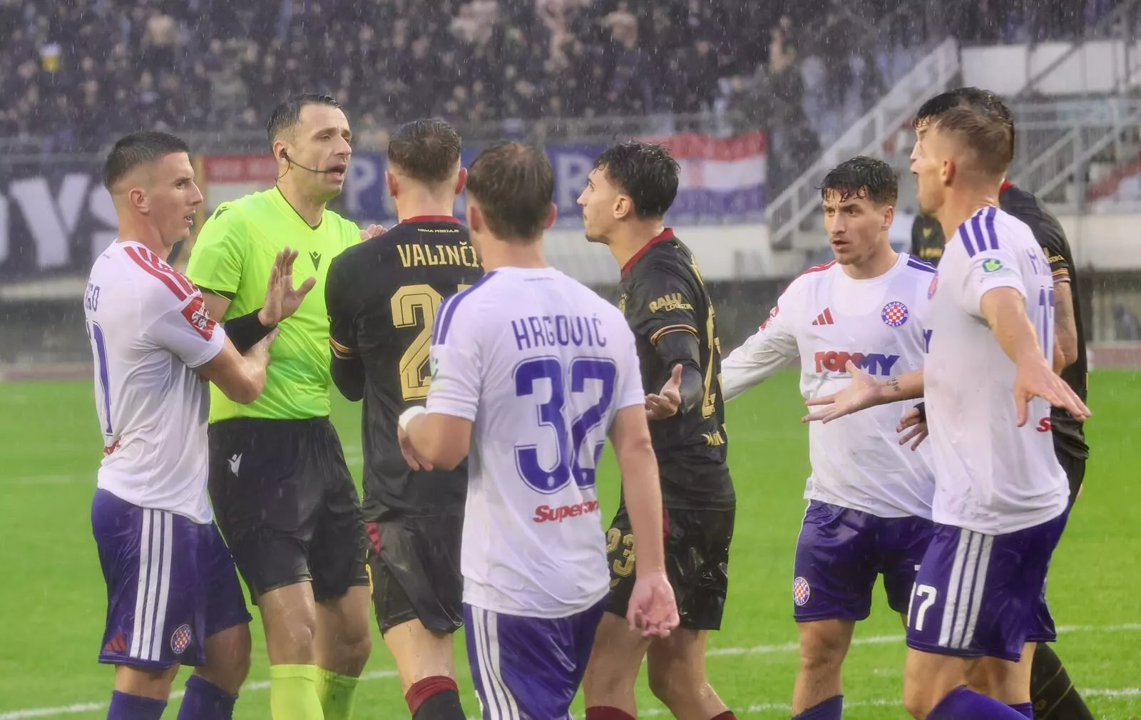 Video. Buran povratak Almene na Poljud, jedan predmet pogodio ga je u glavu
