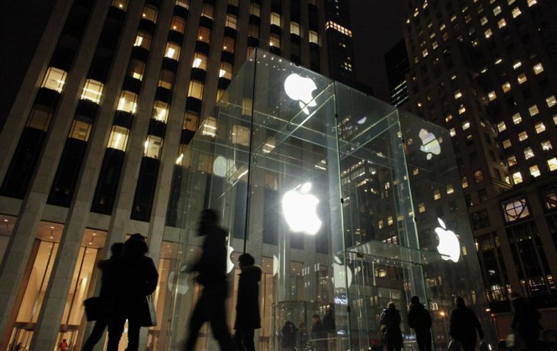People walk outside the Apple store on the Fifth Avenue in New York on February 17, 2016.
Apple's challenge of a court order to unlock an iPhone used by one of the San Bernardino killers opens up a new front in the long-running battle between technology companies and the government over encryption. / AFP / KENA BETANCUR