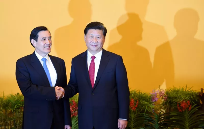 TOPSHOTS
Chinese President Xi Jinping (R) shakes hands with Taiwan President Ma Ying-jeou before their meeting at Shangrila hotel in Singapore on November 7, 2015.  The leaders of China and Taiwan hold a historic summit that will put a once unthinkable presidential seal on warming ties between the former Cold War rivals.    AFP PHOTO / Roslan RAHMAN
