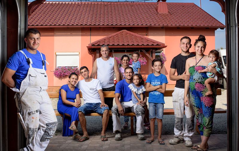Velika obitelj Kovačić; DUbravko sa svojom Anđelkom i djecom, braćom i sestrama te mamom i tatom koji i dalje žive u svojoj prostranoj, urednoj kući u romskom naselju