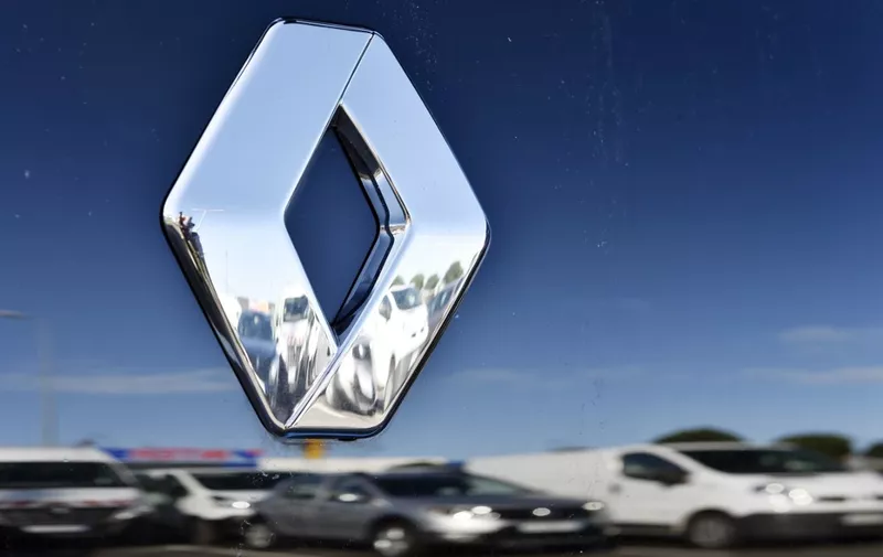 (FILES) This file photograph taken on January 15, 2016, shows the logo of French car manufacturer Renault on a vehicle in Saint-Herblain, western France. - Shares of French car manufacturer Renault sank more than 7 percent on June 6, 2019, on the Paris Stock Exchange, weighed by the sudden withdrawal of the offer of a merger filed by the Italian-American Fiat Chrysler (FCA). (Photo by LOIC VENANCE / AFP)