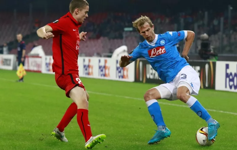 Napoli's Croatian defender Ivan Strinic vies with Midtjylland's Danish midfielder Andre Romer (L) during the UEFA Europa League Group D football match SSC Napoli vs FC Midtjylland on November 5, 2015 at the San Paolo Stadium in Naples. AFP PHOTO / CARLO HERMANN / AFP / CARLO HERMANN