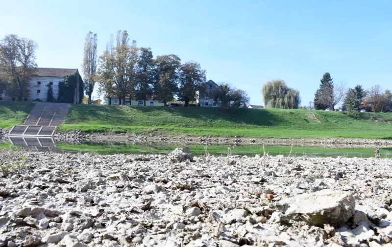 23.10.2019., Sisak - Zbog dugog razdoblja bez kise ispucala je cak i zemlja uz samu rijeku Kupu.rPhoto:Nikola Cutuk/PIXSELL